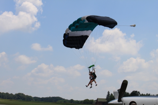 Landung eines Tandem-Fallschirms 